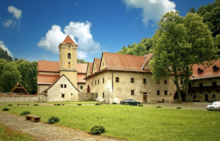 Na Slovensku v Červenom Kláštore působil řád kamaldulských poustevníku v letech 1711 až 1782.