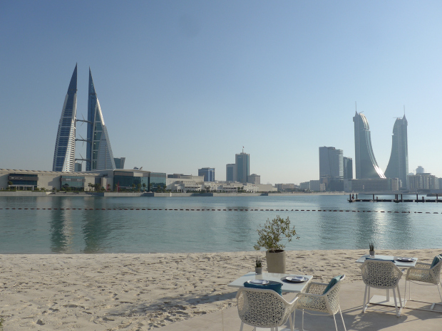 Do Bahrajnu poletíte šest hodin.