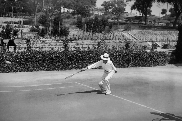 Milovanému tenisu se věnoval až do svých 85 let.