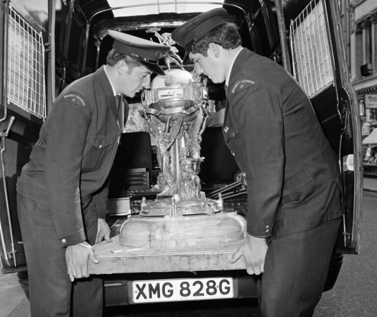 Až v novém století získává držitel Modré stuhy také blyštivou hmatatelnou trofej.