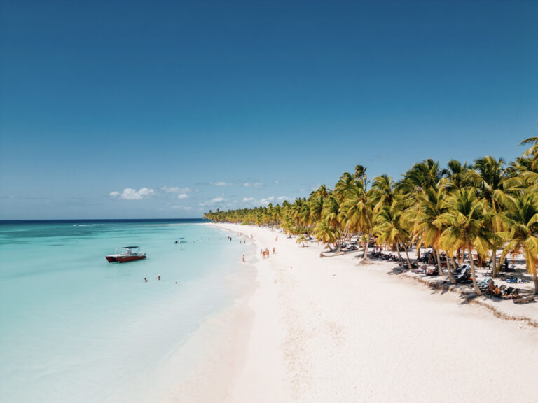 Dominikánská republika nabízí jemný bílý písek, příjemné klima a krásnou přírodu.