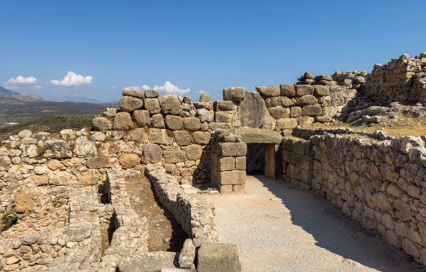 Kyklopské hradby bychom našli v Mykénách.
