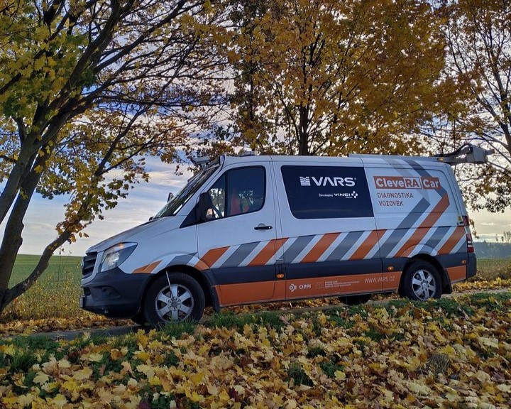 Kde se může tvořit námraza, kde je vozovka oslabená a kde hrozí rychlá degradace? Odpověď dávají data z mobilního diagnostického vozidla CleveRA Car.