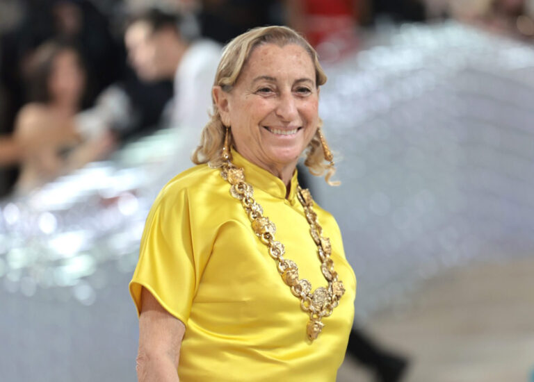 Miuccia Prada je vášnivou sběratelkou šperků, o čem svědčí mimořádně starožitné kousky, které nosí.