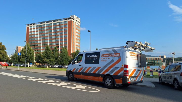 Digitální data, senzory a prediktivní modely mění zimní údržbu v přesně řízený proces. Správci komunikací díky nim vědí, kde hrozí největší rizika.