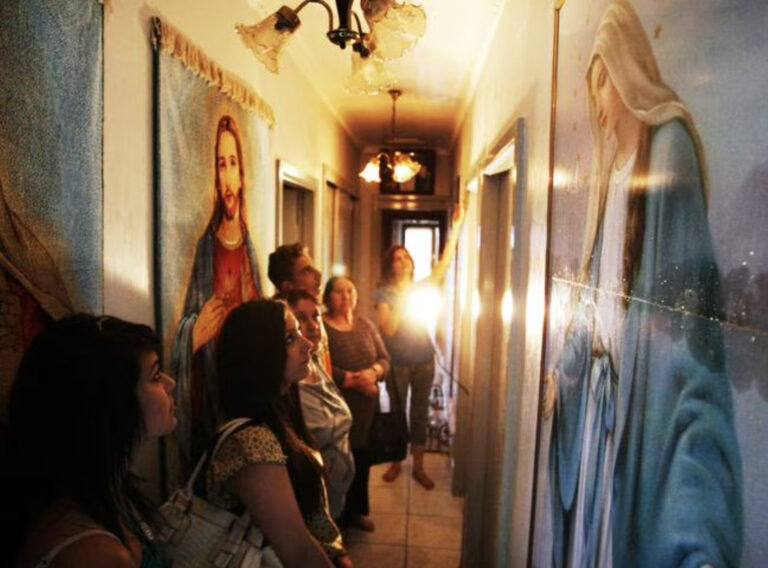 Dům se stane cílem poutníků a zvědavých turistů.