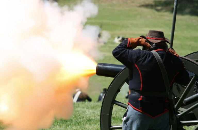 Rány jsou velice hlasité a podle svědků připomínají střelbu z děla. Dosud se ale nepodařilo najít jejich zdroj.