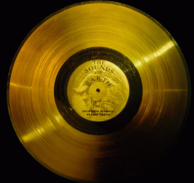 Voyager 1 i 2 nesou vesmírem pozlacenou gramofonovou desku s poselstvím o Zemi.