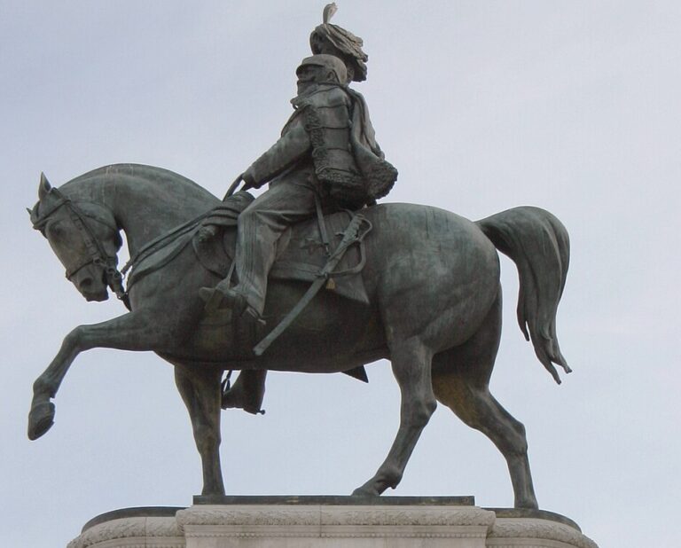 Jeho součástí je i jezdecká socha Viktora Emanuela.