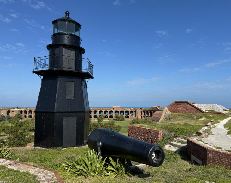 Podle původních plánů ji mělo bránit na 450 děl.