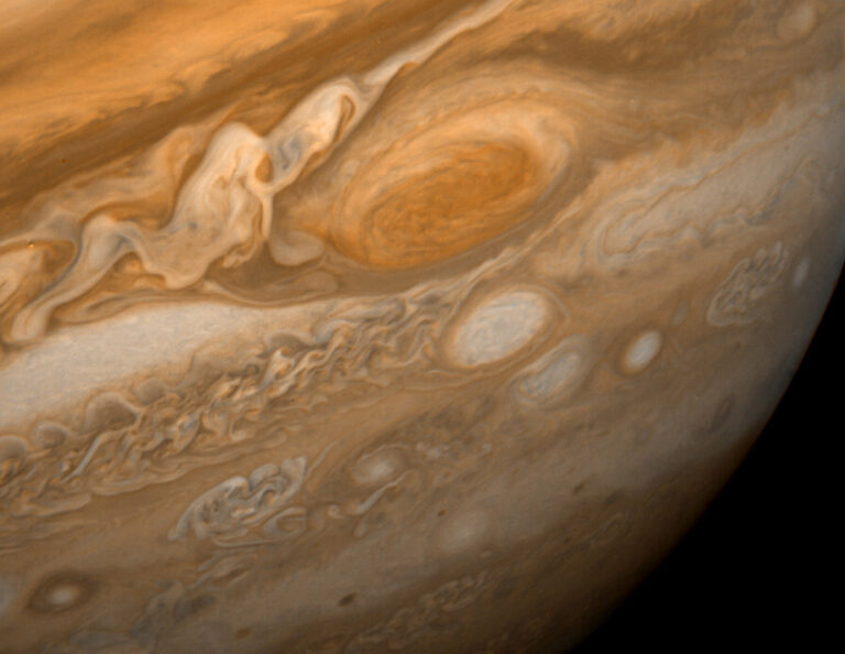 V roce 1979 prozkoumá Voyager 1 Velkou rudou skvrnu na Jupiteru.