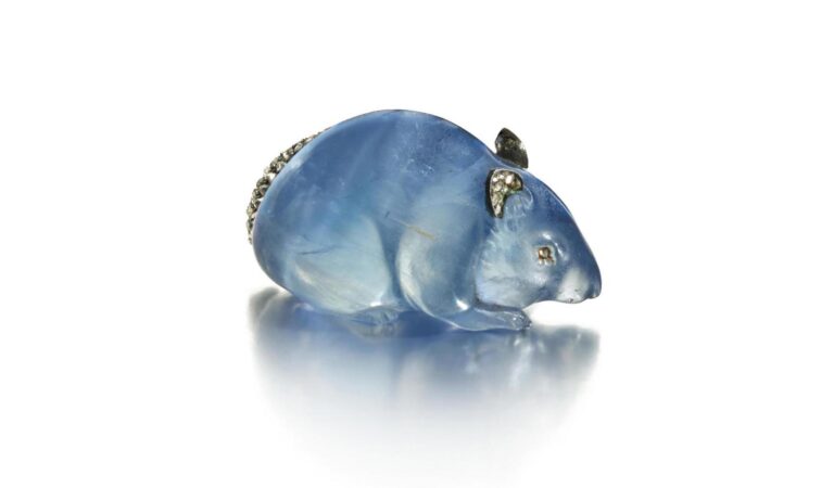 Ledově modrá miniatura myši je vyřezaná ze safíru a měří jen tři centimetry.