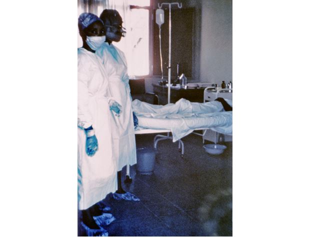 Momentka ze zairské nemocnice během první epidemie eboly v roce 1976.