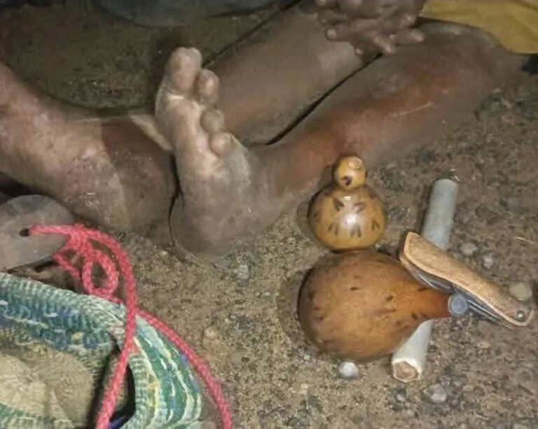 Podezřelé osoby u sebe podle policie měly různé předměty spojované s magickými rituály.