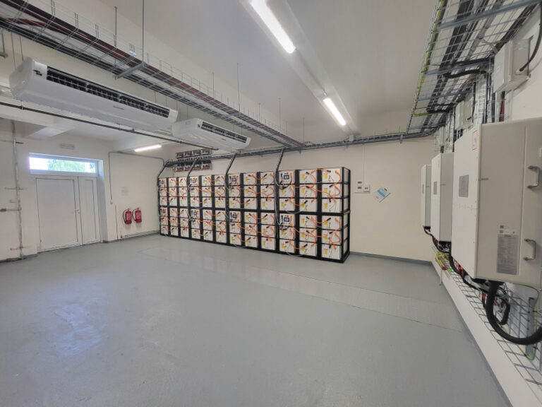 Bateriové systémy umí přebytečnou energii levně uložit v době nízké poptávky.