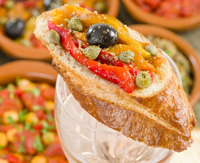 Když jsou porce dostatečné malé, zbude dost času na povídání – a o to jde na jihu zejména.