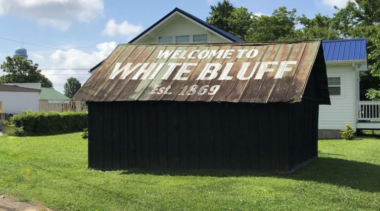Co za tvora už tak dlouho děsí obyvatele White Bluff?