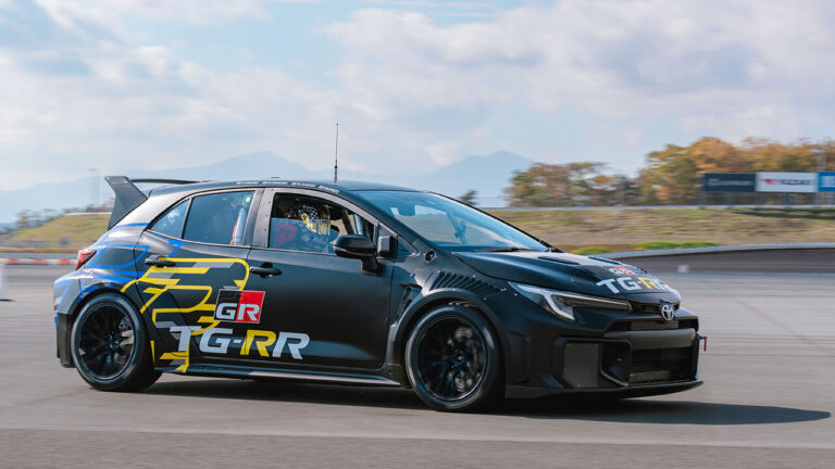 Vodík ochlazený na −253 °C vytváří ideální podmínky pro supravodivost – jev, při němž elektrický proud prochází materiálem bez odporu a energetických ztrát.