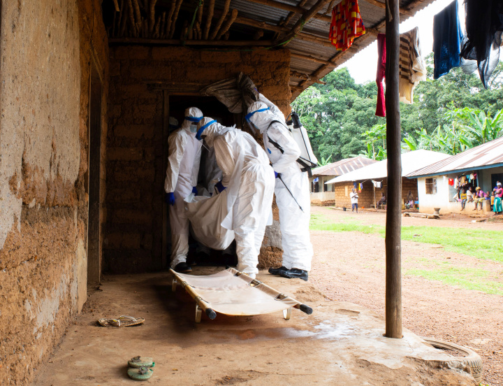 Dnes už ebolu nikdo nepodceňuje a přísná karanténní pravidla platí bez výjimky.