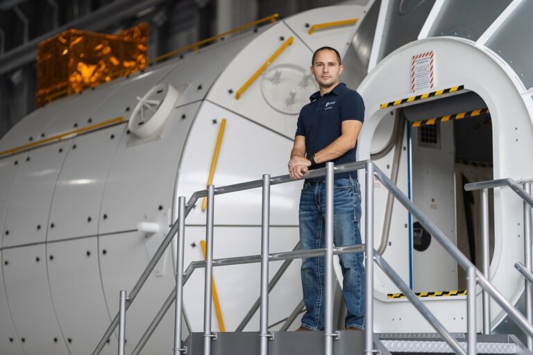 Součástí přípravy na orbitální misi je i nácvik práce v prostředí, které co nejvěrněji napodobuje podmínky beztíže. Foto: David Markovic