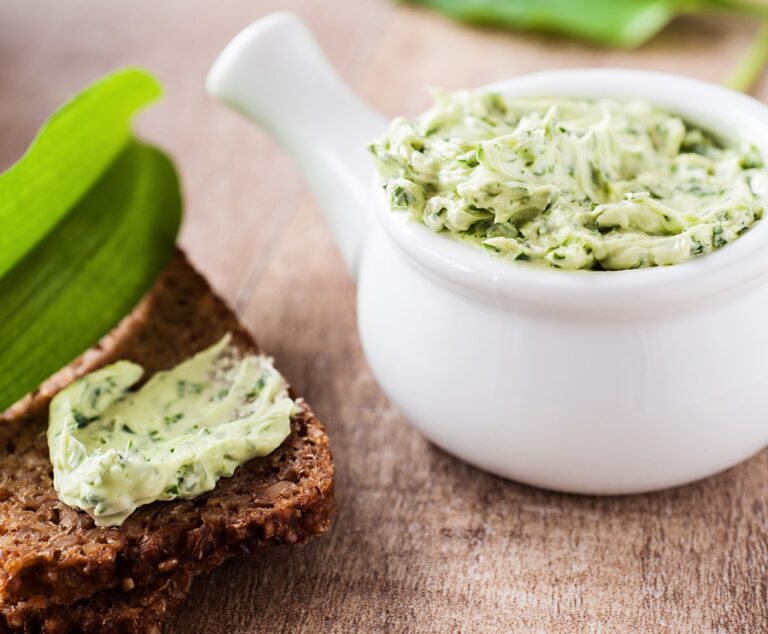 Nebo z něj udělat bylinkové máslo.