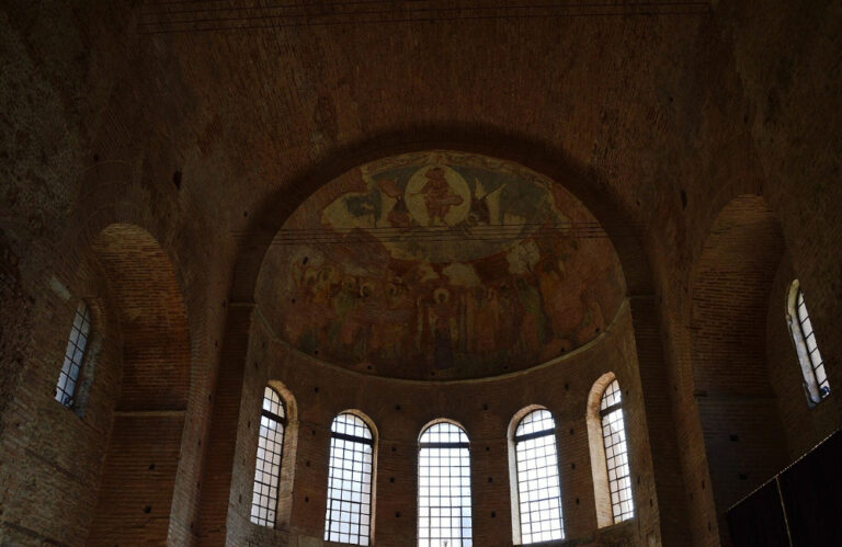 Její interiér skrývá překrásnou výzdobu.