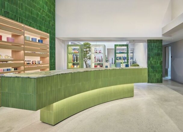 Nábytek zahrnuje kousky od mezinárodních designérů, jako jsou George Nakashima, Gerrit Thomas Rietveld a Isamu Noguchi.