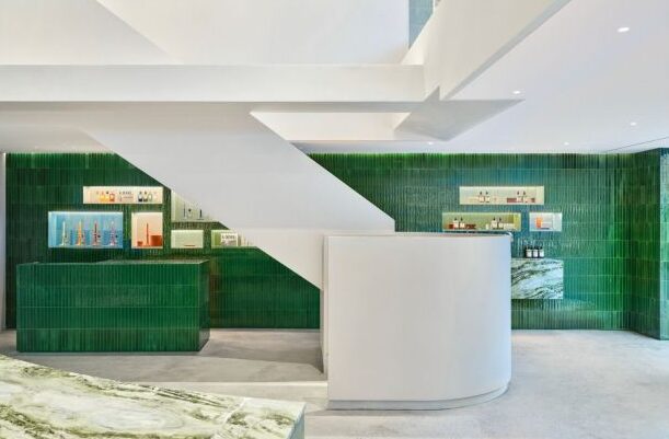 Interiér soulského butiku Loewe je rozprostřený do dvou podlaží.