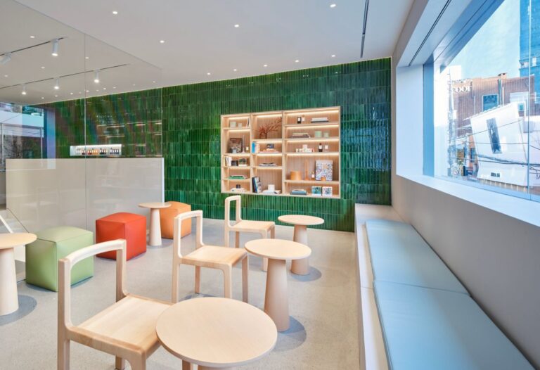 Ve druhém patře se nachází kavárna s nabídkou nápojů a dezertů inspirovaných vůněmi značky.