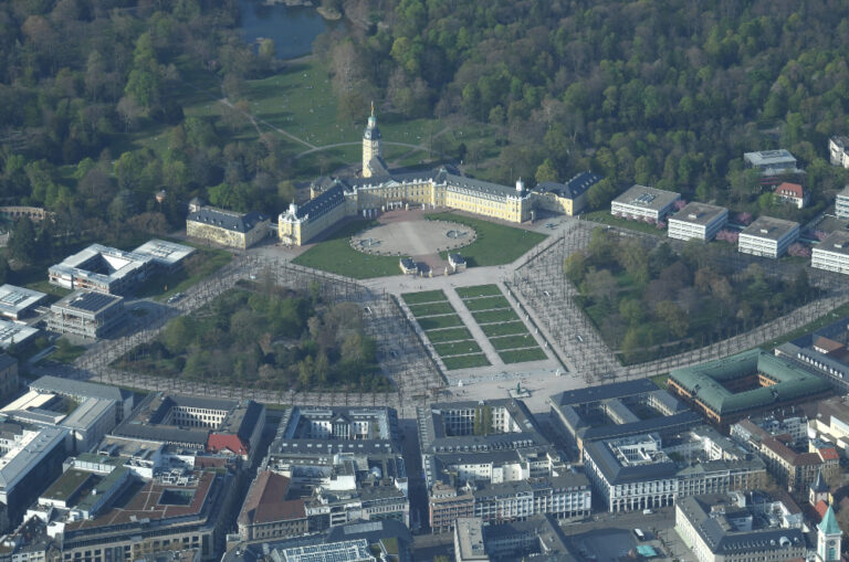 Centrum Karlsruhe tvoří palác ve stylu Versailles.