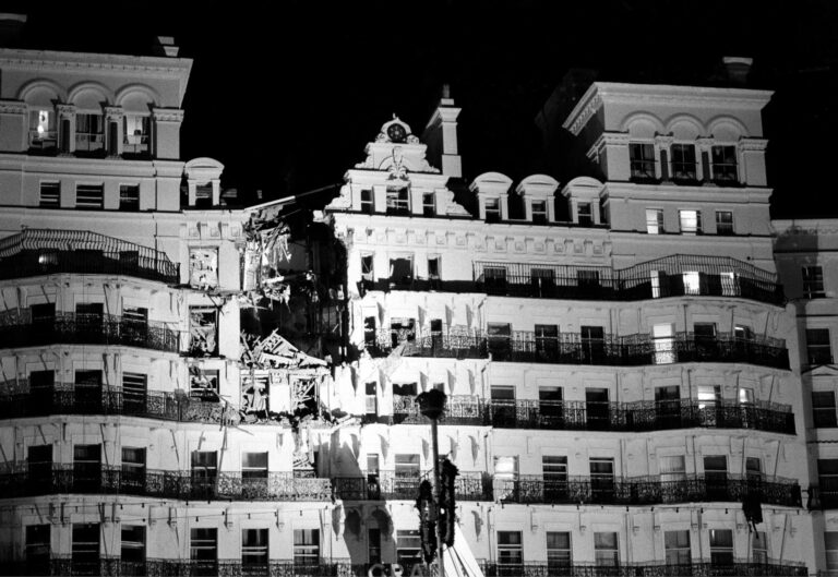Konference v hotelu Grand měla být pro Margaret tou poslední. Atentát naštěstí přežije.