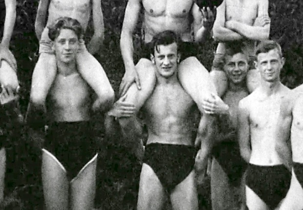 Byl vším jen ne vzorným studentem. Ze školy ho dvakrát vyloučili.