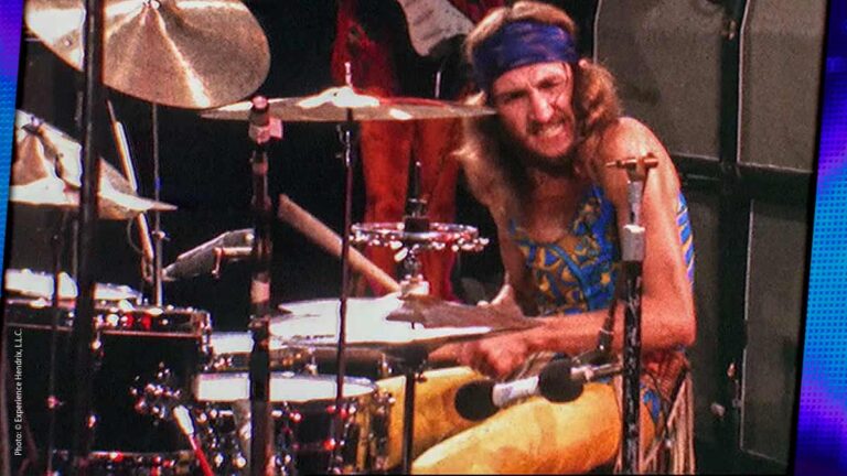 Mitch Mitchell bubnuje tak urputně, že úplně zapomene, co má doma ve skříni.