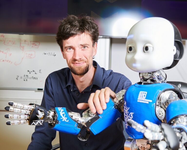 Robot jako model mozku. Výzkum Matěje Hoffmanna z FEL ČVUT ukazuje, že principy, podle nichž si dítě vytváří mapu těla, lze simulovat i v humanoidních robotech.