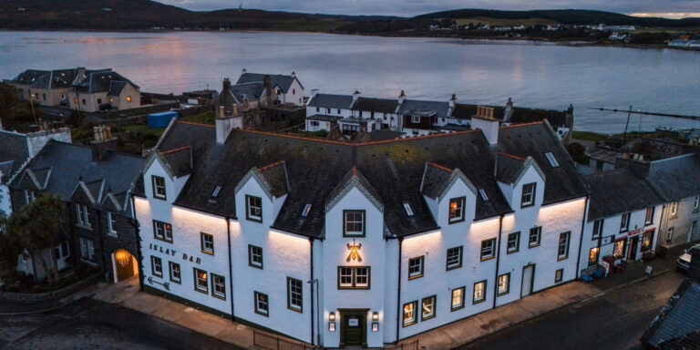 Na ostrově Islay vznikl po rekonstrukci výjimečný hotel pro fanoušky whisky.