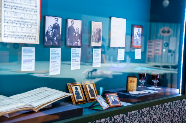Druhý život historika. Medaile, známky i paměť národa, která přetrvala generace.