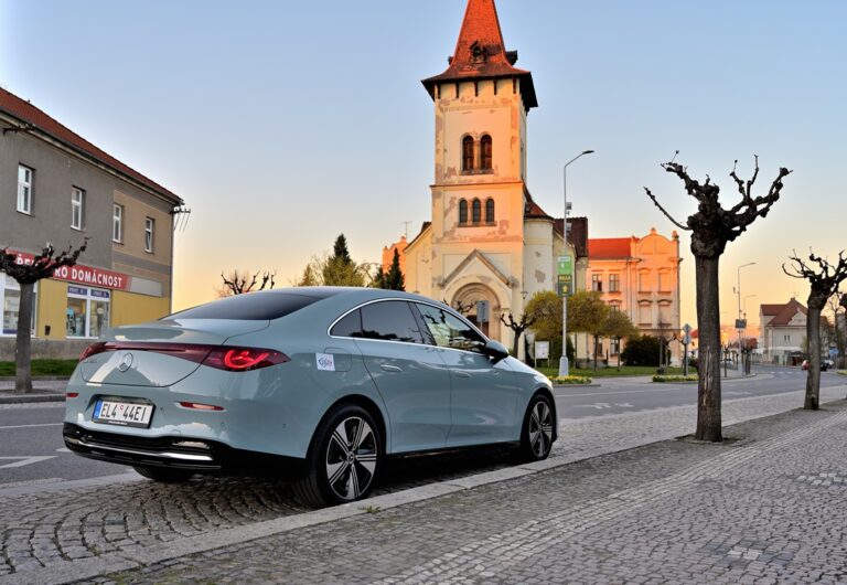 Elektrický Mercedes-Benz CLA 250+ v běžném provozu ujel bez nabíjení za 10 hodin celkem 810 km.