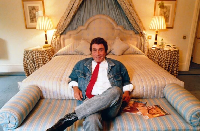 Jeho výstavbu financoval Bob Guccione.