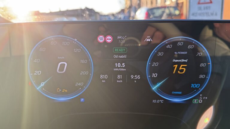 Vzdálenost odpovídá trase například z Prahy do italských Benátek bez potřeby nabíjet; dosažená průměrná spotřeba 10,5 kWh/100 km při současných běžných cenách elektřiny znamená náklady 0,53 Kč na 1 km.
