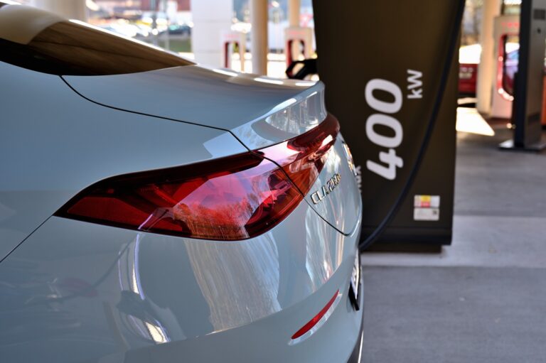 Mercedes-Benz CLA, Evropské auto roku 2026, tak v praxi doložil, že posouvá efektivitu na zcela novou úroveň: Jeho špičková technologická úroveň zajišťuje velmi nízkou spotřebu za různých jízdních podmínek.