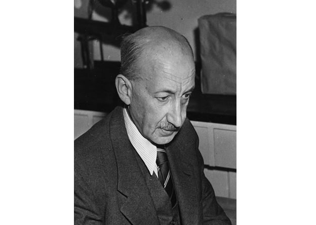 De Hevesy třímá v rukou dvě Nobelovy ceny, nakonec je velmi šikovně ochrání.