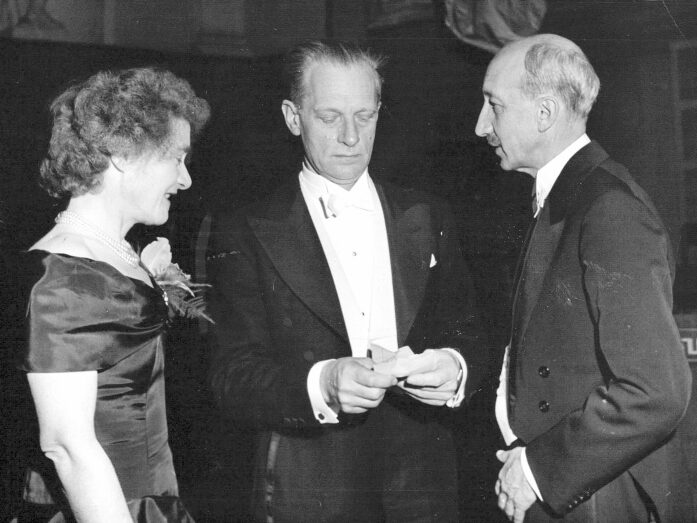 Historie je nevyzpytatelná, a tak pár měsíců po rozpuštění medailí de Hevesy získá vlastní.