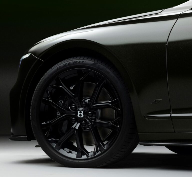 Bentley se nikdy netajilo tím, že umí spojit komfort a výkon. Nový Flying Spur S ale posouvá obě disciplíny na novou úroveň.