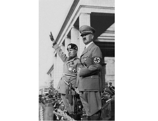Duce pravicí kyne davům a dav to po něm opakuje. Davová psychóza osloví i Hitlera.