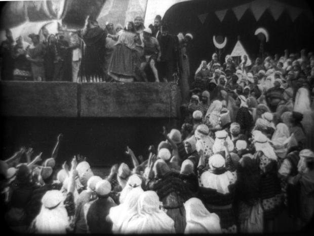 Velice brzy motiv přebírají také filmaři, ti ho totiž považují za odkaz na antiku.
