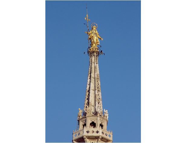 Na vrcholku Mariánské věže se nachází socha madony.