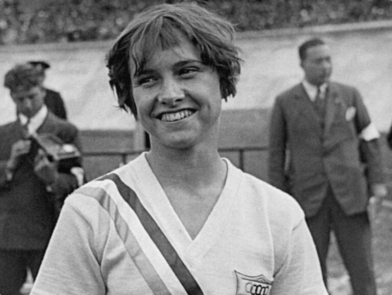 Betty je usměvavá 16letá slečna, která jen tak, z fleku, přepíše historii.