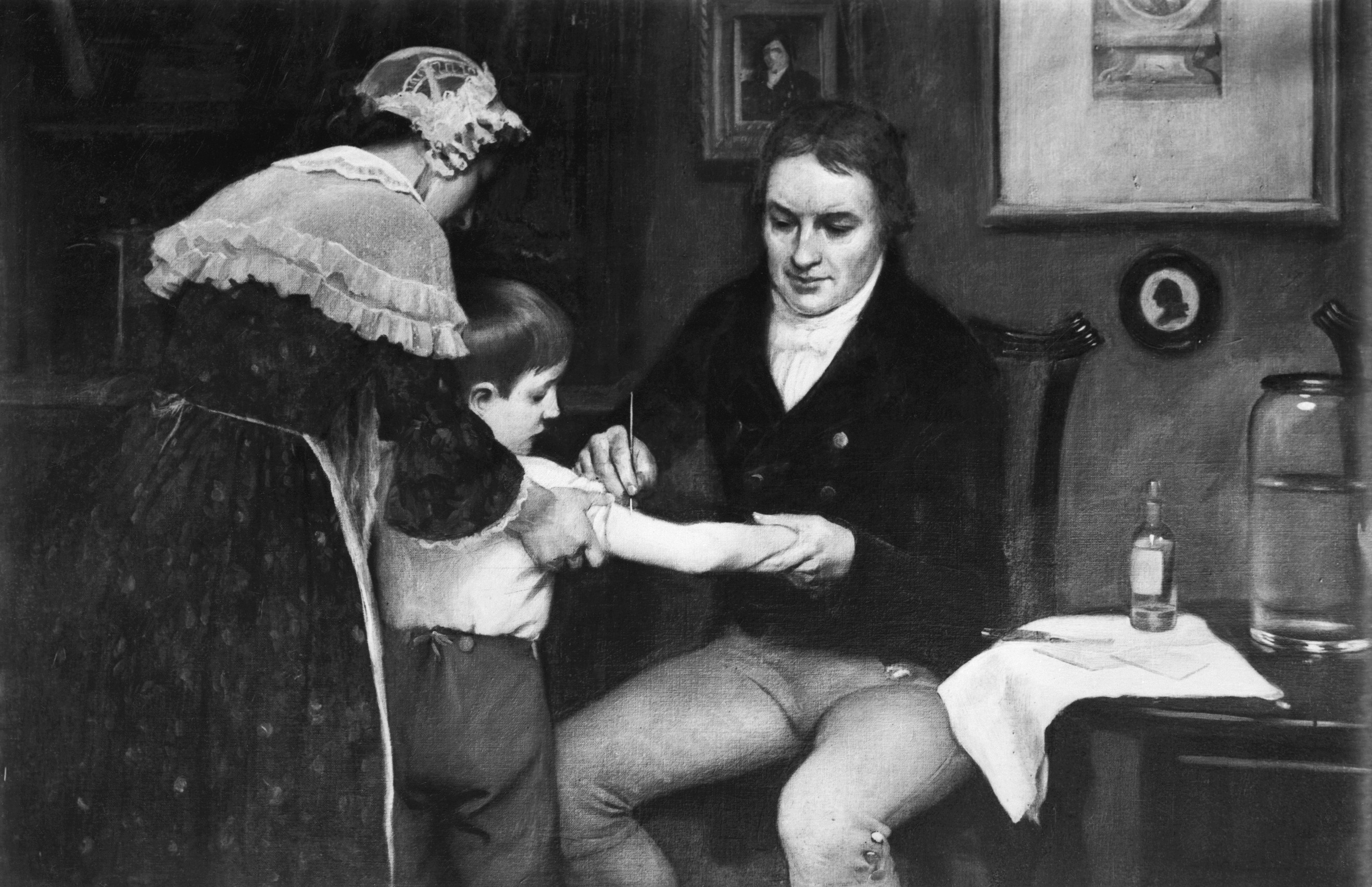 První úspěšné očkování provedl britský lékař Edward Jenner (1749-1823), který vypozoroval, že lidé nakažení kravskými neštovicemi už neonemocní neštovicemi pravými (Variolou).