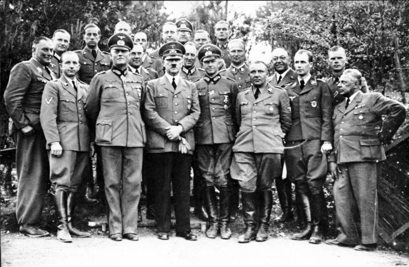 „Wolfsschanze“, Adolf Hitler mit Stab