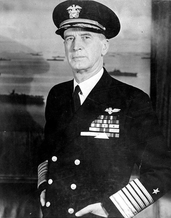 Americký admirál Ernest King je zprvu plánem nadšen. Později ho však ukončí